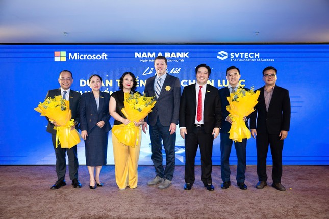 Nam A Bank số hóa môi trường làm việc, thúc đẩy năng suất và tăng cường bảo mật ảnh 2
