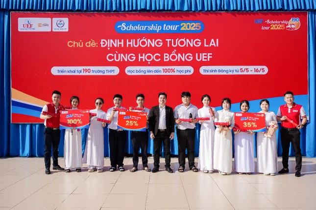 Hàng trăm học sinh lớp 12 được UEF 'tiếp sức' với nhiều suất học bổng sớm ảnh 1