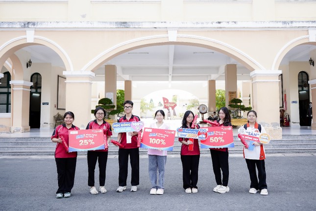 Hàng trăm học sinh lớp 12 được UEF 'tiếp sức' với nhiều suất học bổng sớm ảnh 2