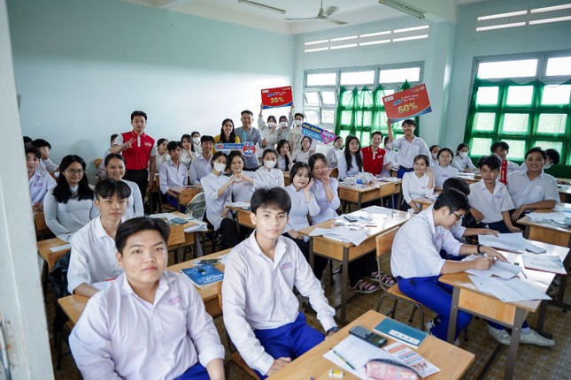 Hàng trăm học sinh lớp 12 được UEF 'tiếp sức' với nhiều suất học bổng sớm ảnh 3