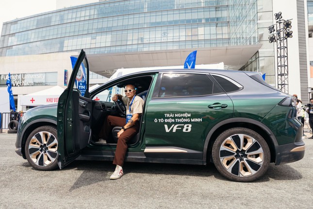 Chuyên gia quốc tế &apos;mê&apos; cảm giác lái và công nghệ an toàn trên VinFast VF 8 ảnh 4