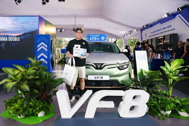 Chuyên gia quốc tế &apos;mê&apos; cảm giác lái và công nghệ an toàn trên VinFast VF 8 ảnh 6