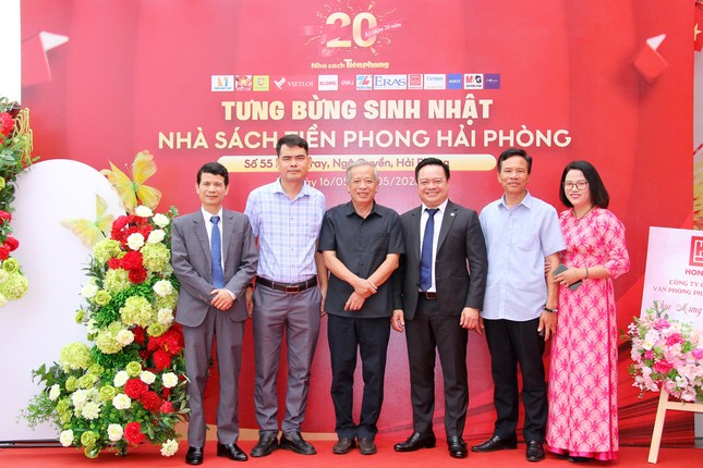Kỷ niệm 20 năm – Khách hàng trúng thưởng xe đạp địa hình tại Nhà sách Tiền Phong Hải Phòng ảnh 1