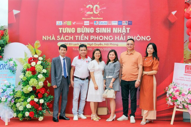 Kỷ niệm 20 năm – Khách hàng trúng thưởng xe đạp địa hình tại Nhà sách Tiền Phong Hải Phòng ảnh 3