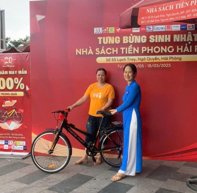Kỷ niệm 20 năm – Khách hàng trúng thưởng xe đạp địa hình tại Nhà sách Tiền Phong Hải Phòng ảnh 5