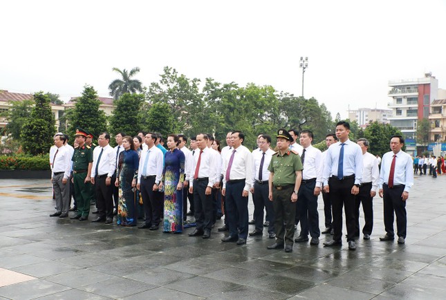 Lãnh đạo tỉnh Bắc Giang dâng hương nhân kỷ niệm 135 Ngày sinh Chủ tịch Hồ Chí Minh ảnh 1
