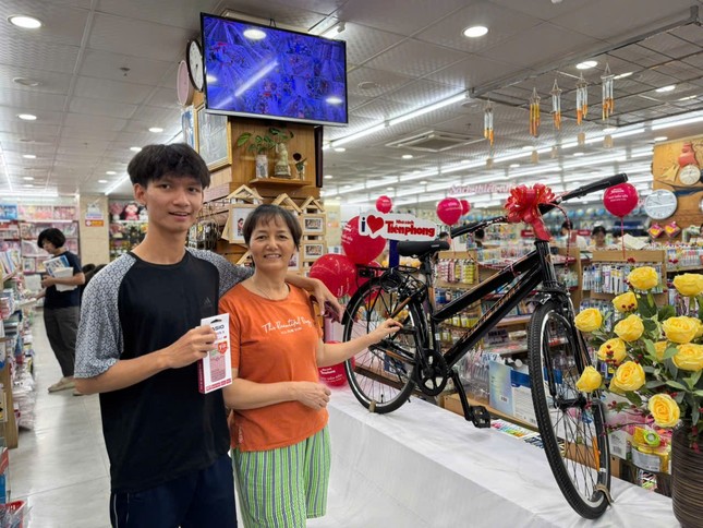Kỷ niệm 20 năm – Khách hàng trúng thưởng xe đạp địa hình tại Nhà sách Tiền Phong Hải Phòng ảnh 6