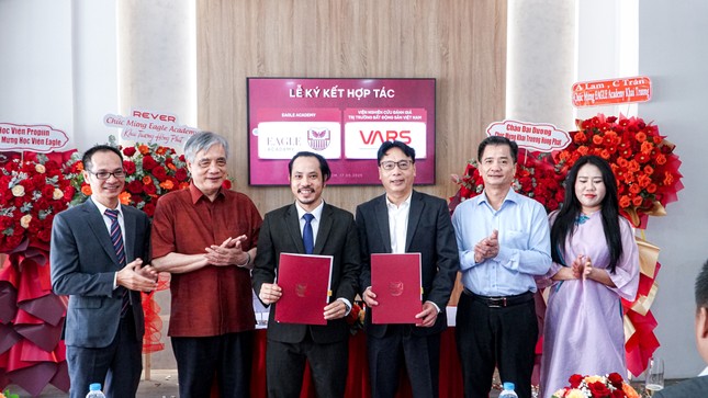 &apos;Cú&apos; bắt tay toàn diện giữa Hội Môi giới BĐS Việt Nam và Eagle Academy ảnh 1
