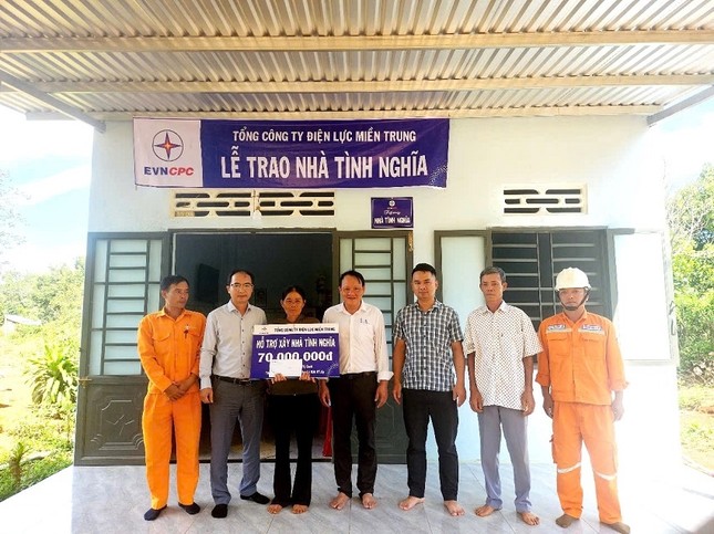Công ty Điện lực Đắk Nông bàn giao nhà tình nghĩa cho các hộ nghèo ảnh 2