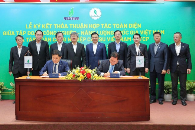 VRG và Petrovietnam ký kết hợp tác toàn diện: Kết nối chuỗi giá trị, hướng tới mục tiêu tăng trưởng xanh ảnh 1