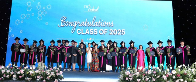Lễ tốt nghiệp TH School Hòa Lạc: Học sinh cũ trở về khẳng định 1 điều, các phụ huynh nghe mà &apos;mát lòng&apos; ảnh 1