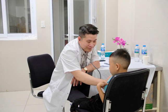 Chuyện những bác sĩ đồng hành cùng chương trình thiện nguyện &apos;Trái tim cho em&apos; ảnh 1