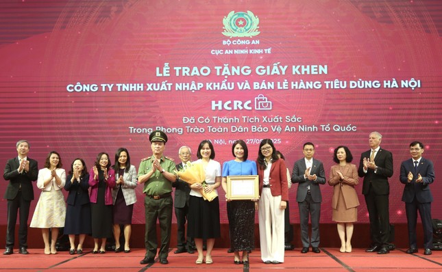 Công ty vận hành chuỗi siêu thị BRGMart nhận giấy khen trong phong trào 'Toàn dân Bảo vệ An ninh Tổ quốc năm 2024' ảnh 1