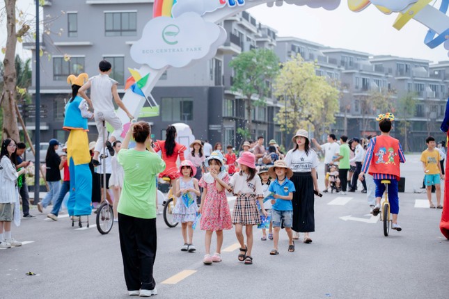 Giải phóng đôi chân, trải nghiệm mùa hè rực rỡ tại 'Lễ hội mùa hè Eco Central Park 2025' ảnh 1
