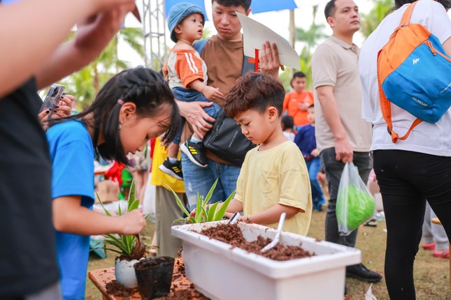Giải phóng đôi chân, trải nghiệm mùa hè rực rỡ tại 'Lễ hội mùa hè Eco Central Park 2025' ảnh 6