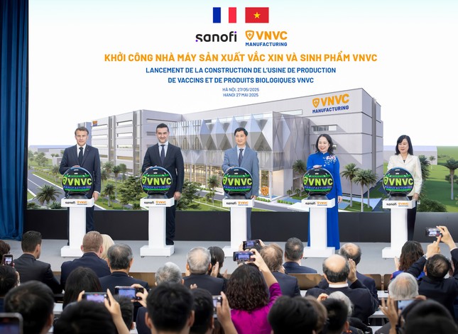 Tổng thống Pháp và Phó Chủ tịch nước bấm nút khởi công Nhà máy Vắc xin và Sinh phẩm VNVC ảnh 1