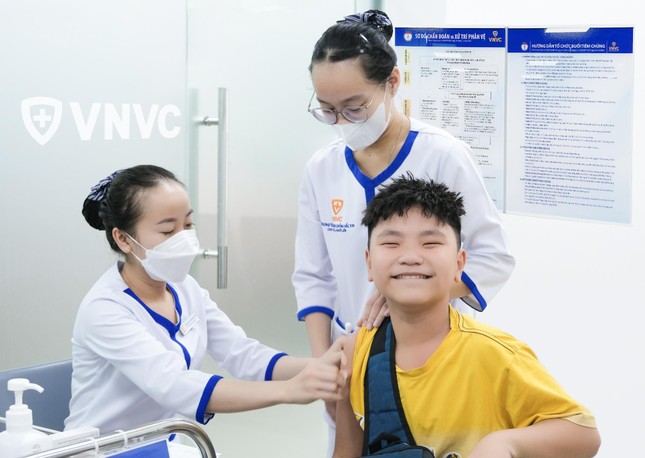 Tổng thống Pháp và Phó Chủ tịch nước bấm nút khởi công Nhà máy Vắc xin và Sinh phẩm VNVC ảnh 3