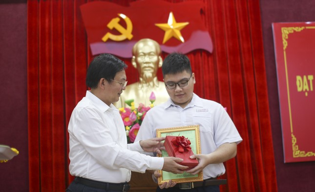 Gặp mặt, tuyên dương niềm tự hào của Bình Định ảnh 1