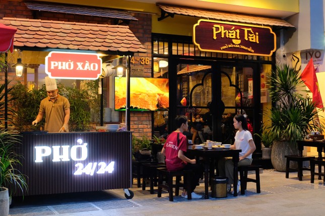 Doanh nhân du lịch 'đi bán phở' vị truyền thống ảnh 2