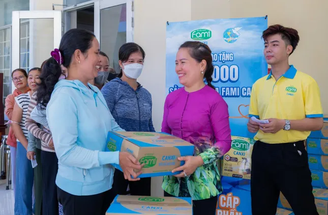 Fami Canxi viết tiếp hành trình lan tỏa yêu thương cùng Chuyến Xe Nhân Ái ảnh 3