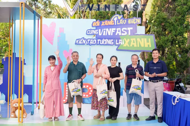 Người dân Hải Phòng, Đà Nẵng hào hứng &apos;đổi xe xăng, lấy xe máy điện&apos; ảnh 1