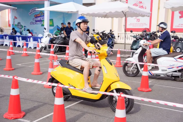 Người dân Hải Phòng, Đà Nẵng hào hứng &apos;đổi xe xăng, lấy xe máy điện&apos; ảnh 3