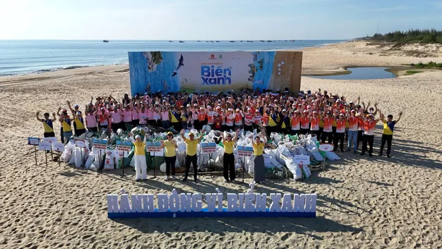 &apos;Cùng hành động vì biển xanh&apos;: Hành trình của 10.000 trái tim lan tỏa thông điệp sống xanh ảnh 1