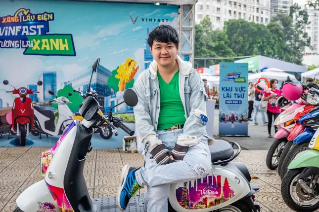 Khách hàng ồ ạt đặt cọc xe máy điện tại sự kiện &apos;Đổi xăng lấy điện&apos; ảnh 2