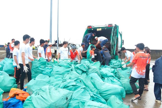 Gần 10.000 người Vingroup và tình nguyện viên ra quân làm sạch bờ biển tại 28 tỉnh, thành phố ảnh 13