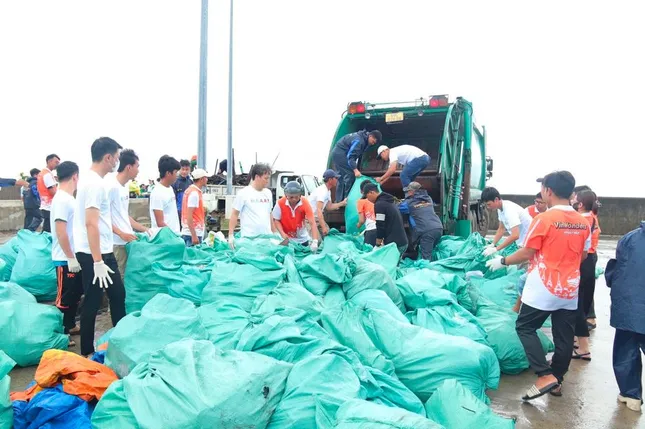 Gần 10.000 người Vingroup và tình nguyện viên ra quân làm sạch bờ biển tại 28 tỉnh, thành phố ảnh 13