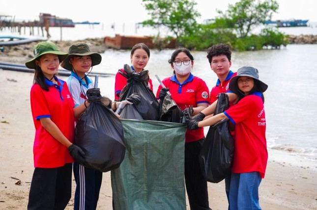 Gần 10.000 người Vingroup và tình nguyện viên ra quân làm sạch bờ biển tại 28 tỉnh, thành phố ảnh 7