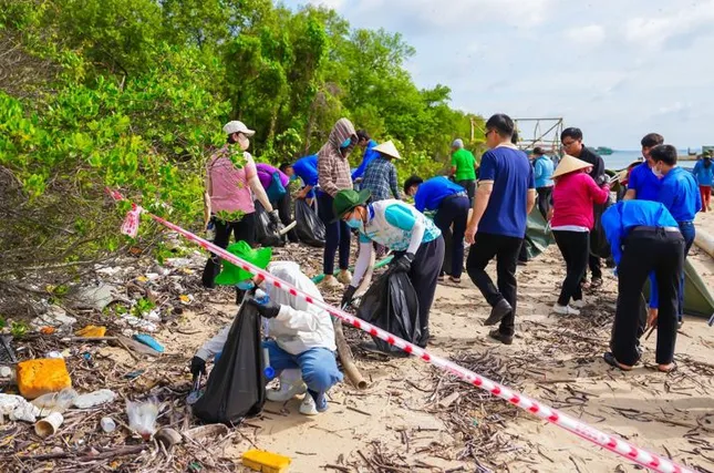 Gần 10.000 người Vingroup và tình nguyện viên ra quân làm sạch bờ biển tại 28 tỉnh, thành phố ảnh 8