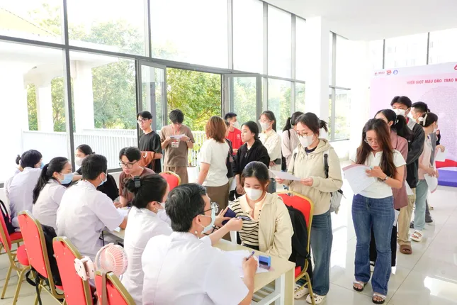Hơn 500 tình nguyện viên tham gia hiến máu tại trường ĐH Y Dược Buôn Ma Thuột ảnh 1