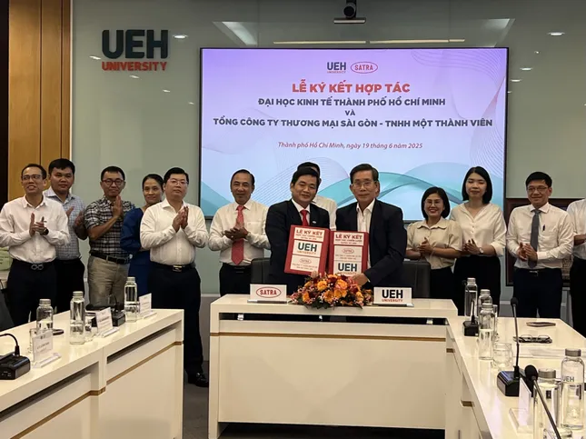 SATRA - UEH ký kết hợp tác chiến lược: Đồng hành vì tiện ích và tri thức cộng đồng ảnh 1