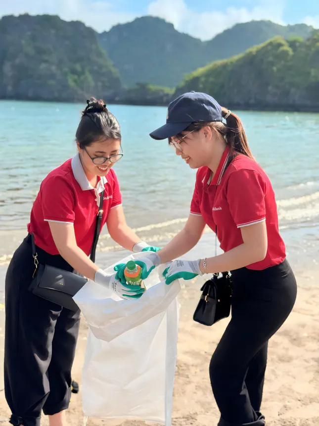 Cán bộ nhân viên SeABank chung tay làm sạch 11 bãi biển vì môi trường xanh ảnh 2