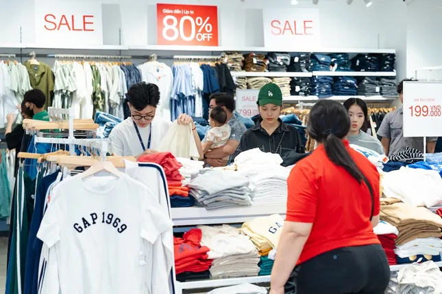 Hiện tượng mua sắm Vincom Red Sale 'khuấy đảo' thị trường bán lẻ mùa hè 2025 ảnh 1