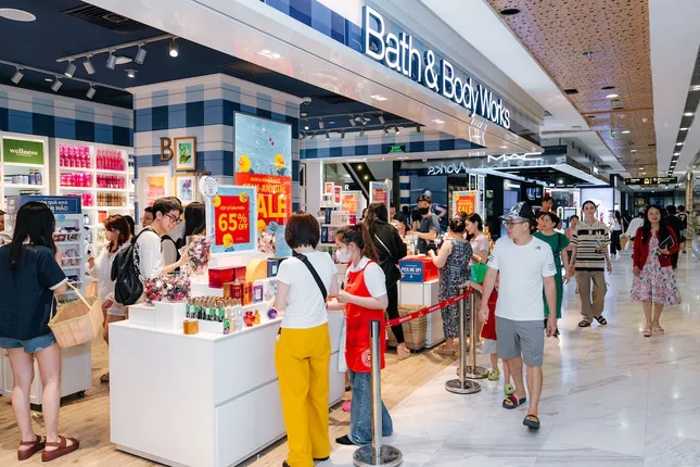Hiện tượng mua sắm Vincom Red Sale 'khuấy đảo' thị trường bán lẻ mùa hè 2025 ảnh 3