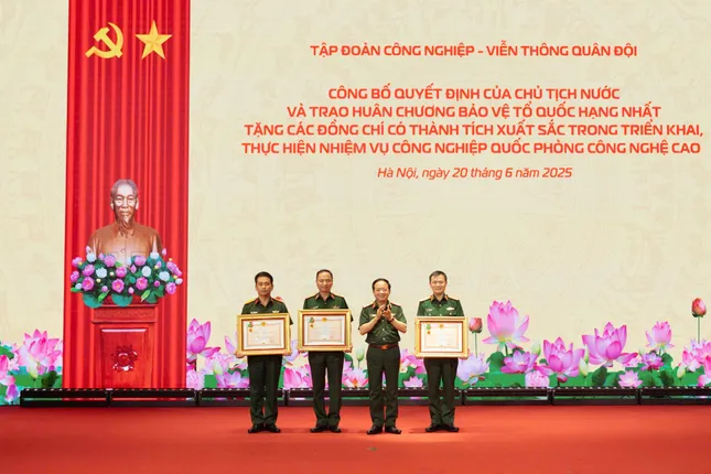 Chủ tịch nước tặng thưởng Huân chương bảo vệ Tổ quốc hạng Nhất cho các lãnh đạo tập đoàn Viettel ảnh 1