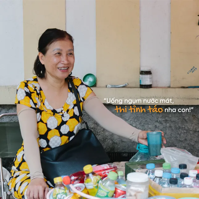 Xúc động bộ ảnh 'Đợi mình là rực rỡ': Lời nhắn gửi từ khắp các nẻo đường Hà Nội tiếp sức sĩ tử mùa thi ảnh 1