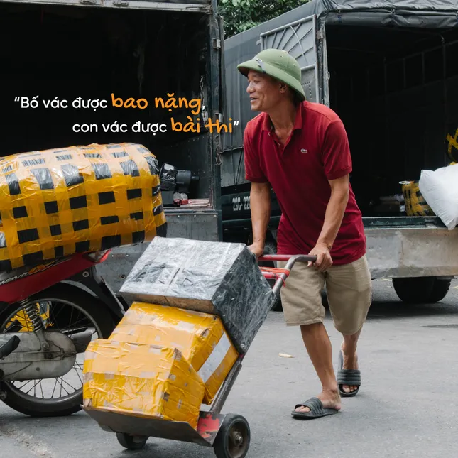 Xúc động bộ ảnh 'Đợi mình là rực rỡ': Lời nhắn gửi từ khắp các nẻo đường Hà Nội tiếp sức sĩ tử mùa thi ảnh 3