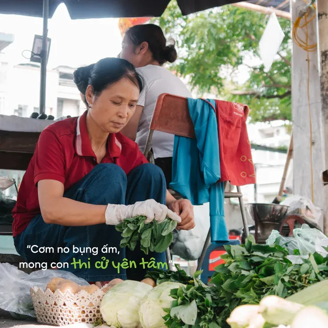 Xúc động bộ ảnh 'Đợi mình là rực rỡ': Lời nhắn gửi từ khắp các nẻo đường Hà Nội tiếp sức sĩ tử mùa thi ảnh 4