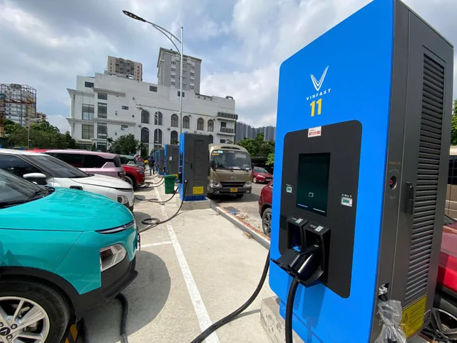 Cận cảnh trạm sạc V-Green khủng tại Cầu Giấy: 40 cổng 120kW, mở 24/7 ảnh 4