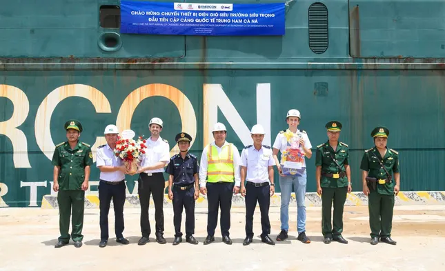 Cảng quốc tế Trung Nam Cà Ná lần đầu đón tàu chở tuabin gió ảnh 1