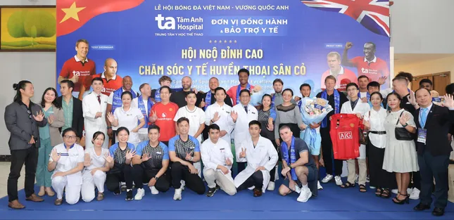 Y học thể thao đỉnh cao Bệnh viện Tâm Anh gây ấn tượng mạnh với các huyền thoại Manchester Reds ảnh 1