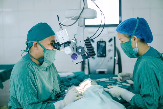 Hành trình hồi sinh đôi mắt của hai cụ bà U80 và U90 ở tuổi xế chiều ảnh 1