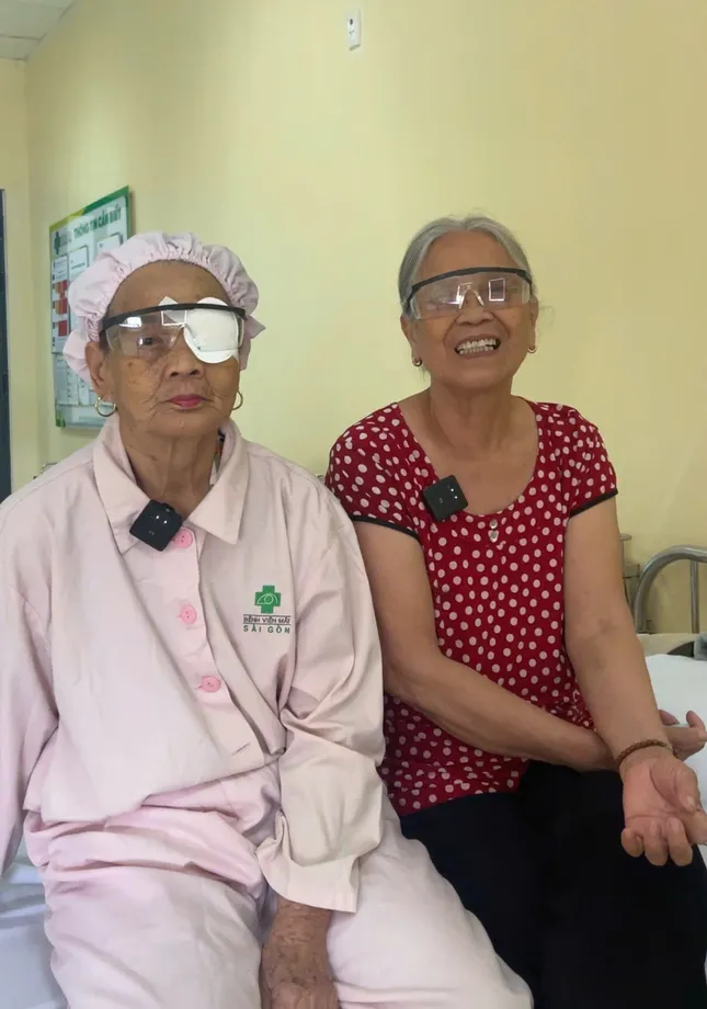 Hành trình hồi sinh đôi mắt của hai cụ bà U80 và U90 ở tuổi xế chiều ảnh 2