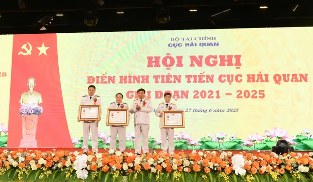 Hải quan vinh danh những cá nhân, tập thể điển hình tiên tiến, xuất sắc trong phong trào thi đua yêu nước ảnh 2