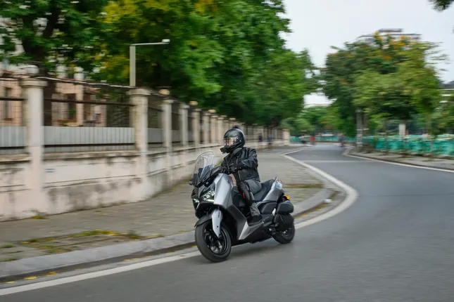 Yamaha XMAX 300 liệu có vừa đủ để đi làm, vừa ổn để đi phượt? ảnh 1