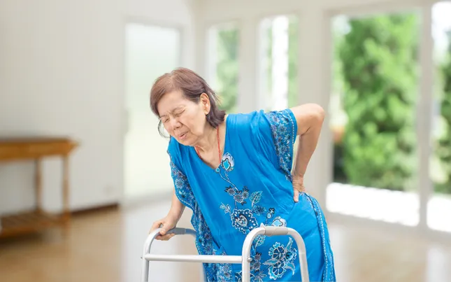 Chủ động phòng ngừa và điều trị biến chứng loãng xương ở người cao tuổi ảnh 1