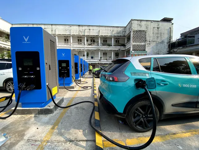 Trạm sạc siêu nhanh 30 cổng của V-Green đi vào hoạt động tại Bến xe Đuôi Cá ảnh 2